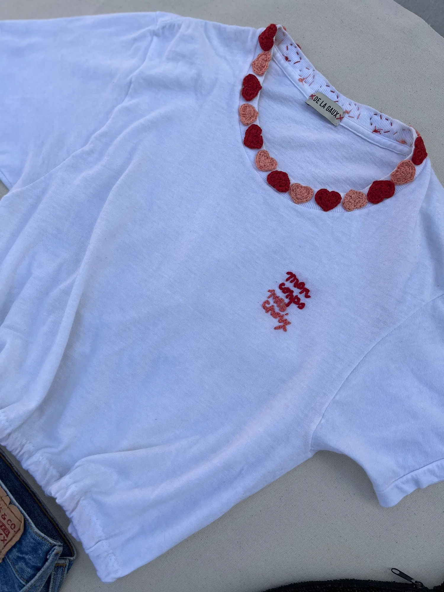 RE-WORKED WHITE BUBBLE TEE WITH HAND STITCHED DETAILS — DE